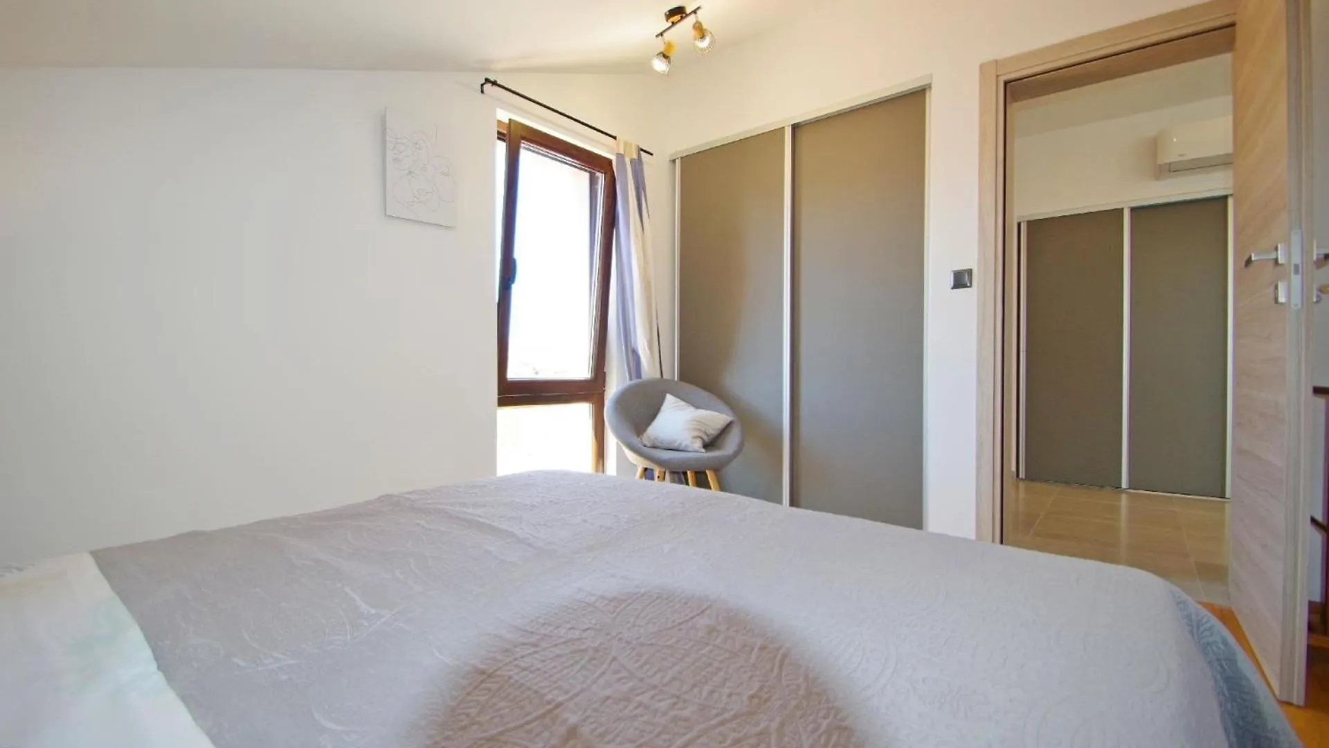 Apartment Ferienwohnung In Fazana Mit Schoenem Balkon Valbandon