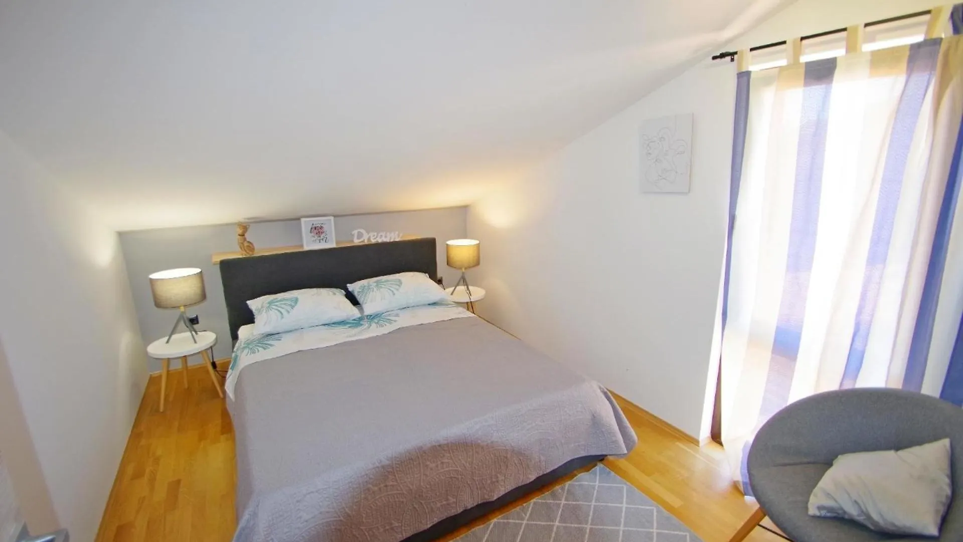 Apartment Ferienwohnung In Fazana Mit Schoenem Balkon Valbandon